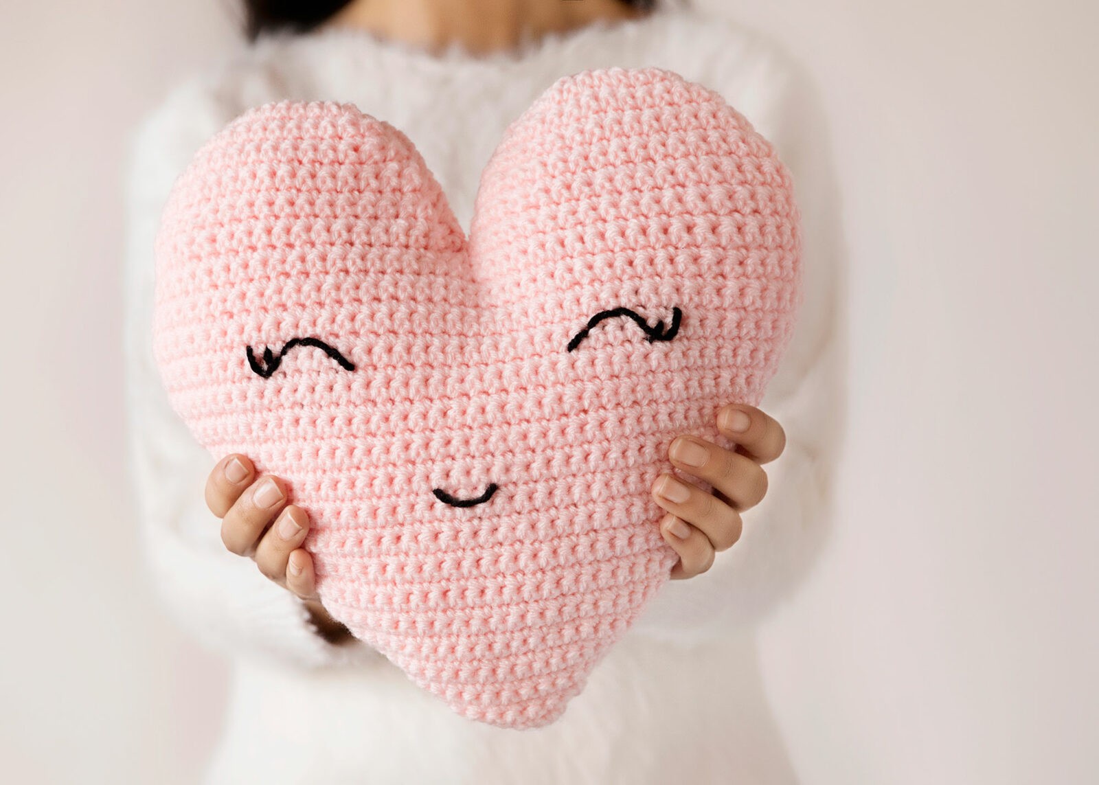 heart-shaped-pillow-crochet-pattern-leelee-knits