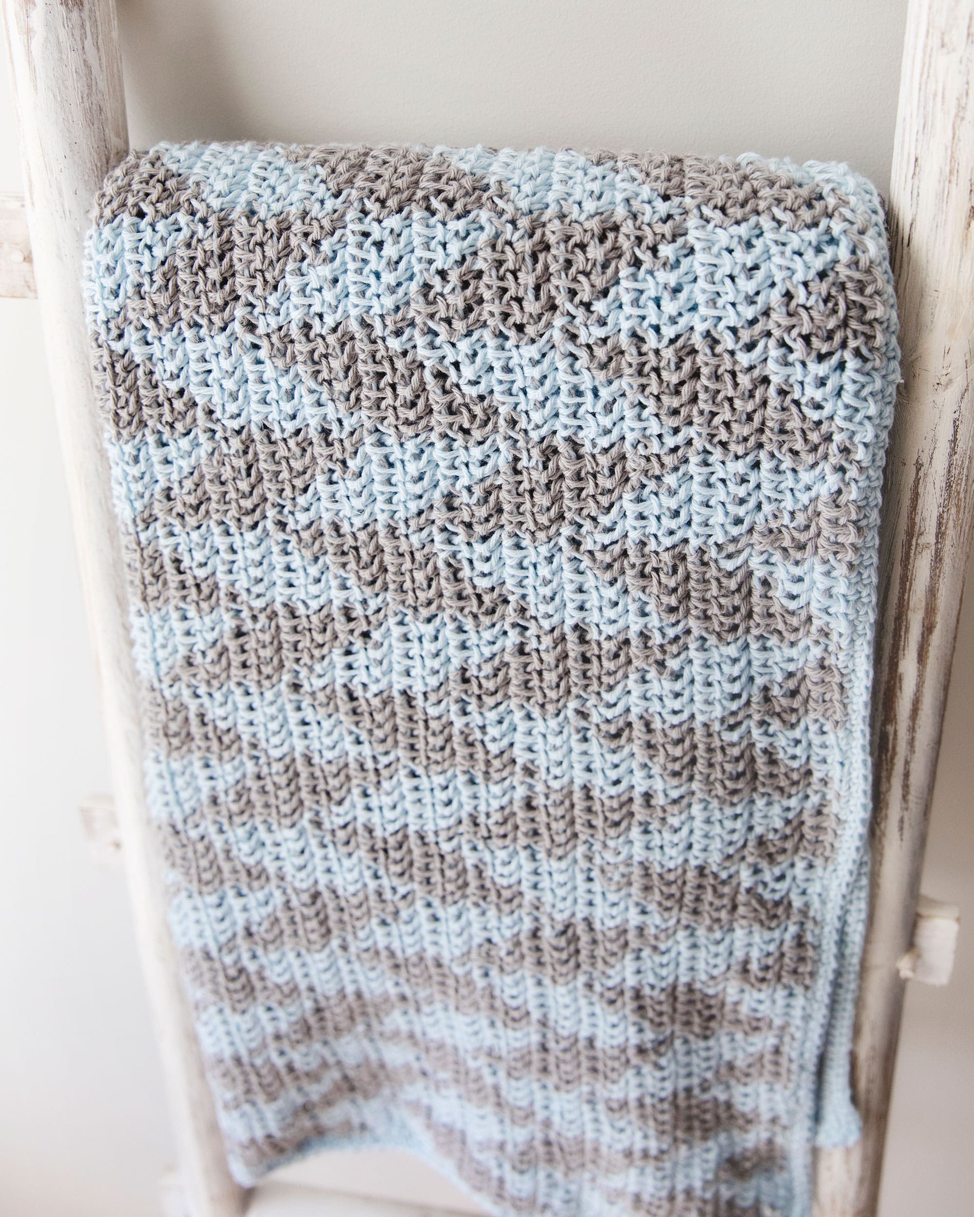 How to Crochet a Blanket with Two Colours using the Herringbone